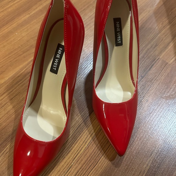 Nine West pointy toe heels women’s size 8M medium red patent only worn one time - Picture 4 of 5